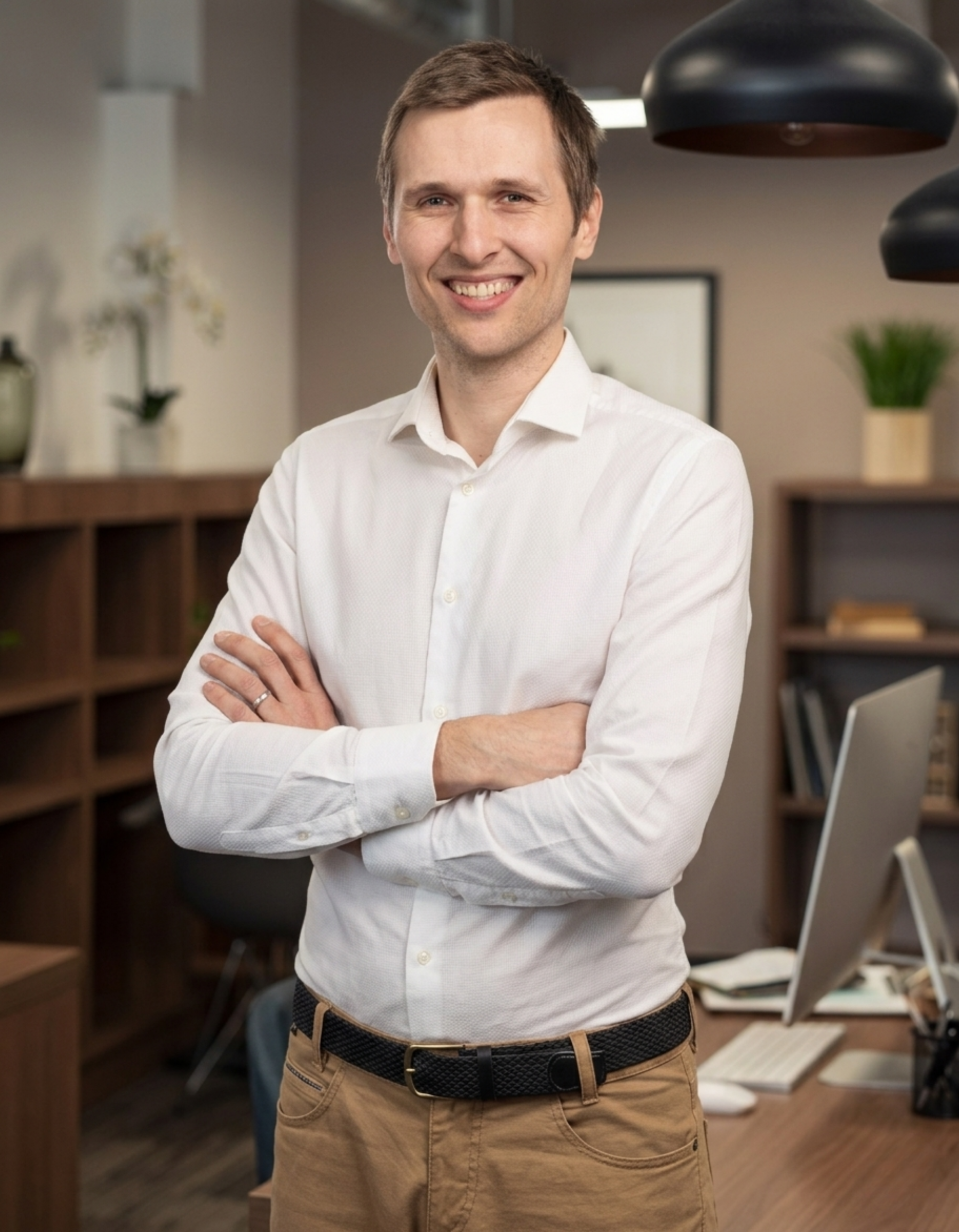 Realitní makléř Daniel Jiříček v kanceláři